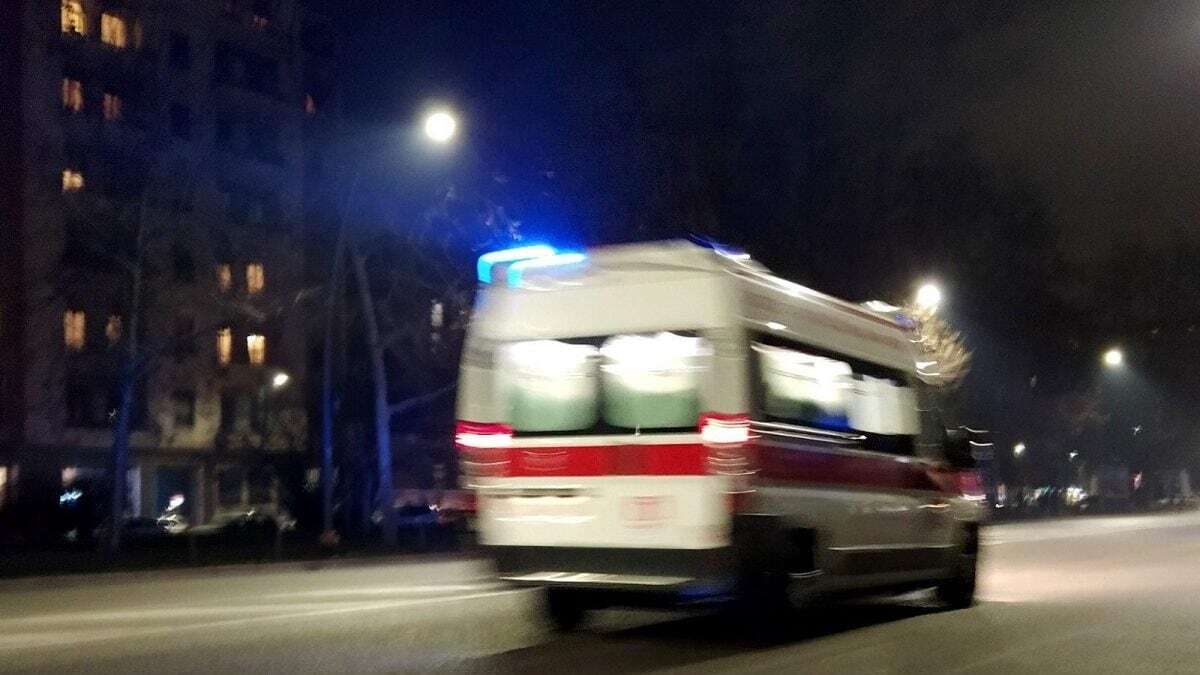 Donna picchiata con calci e pugni e ridotta in fin di vita: arrestato il figlio