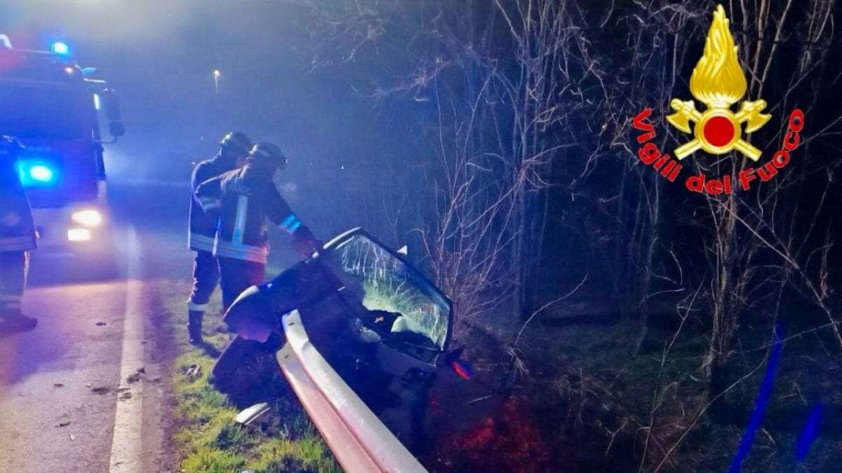 Perde il controllo dell'auto e schianta contro il guard rail che sfonda l'abitacolo: grave un 25enne