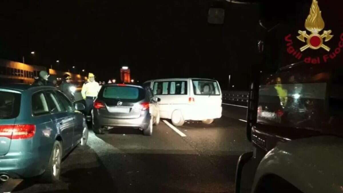 Violenti scontro tra quattro auto in autostrada A4: muore un uomo, altre cinque persone restano ferite