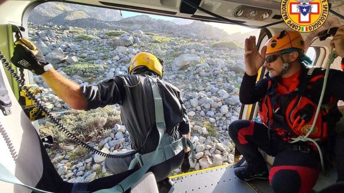 Scivola durante una scalata in montagna a Edolo e precipita per 100 metri, morto escursionista 30enne