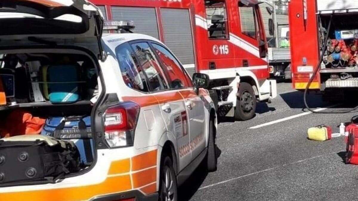 Perde il controllo dell'auto e si ribalta lungo l'autostrada A8: 21enne in gravi condizioni