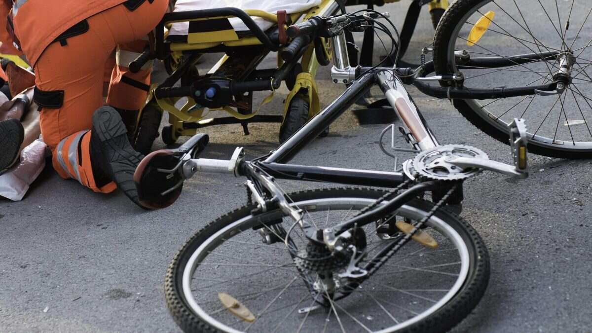 Travolge e uccide un 39enne in bicicletta, poi scappa: i carabinieri cercano il pirata della strada