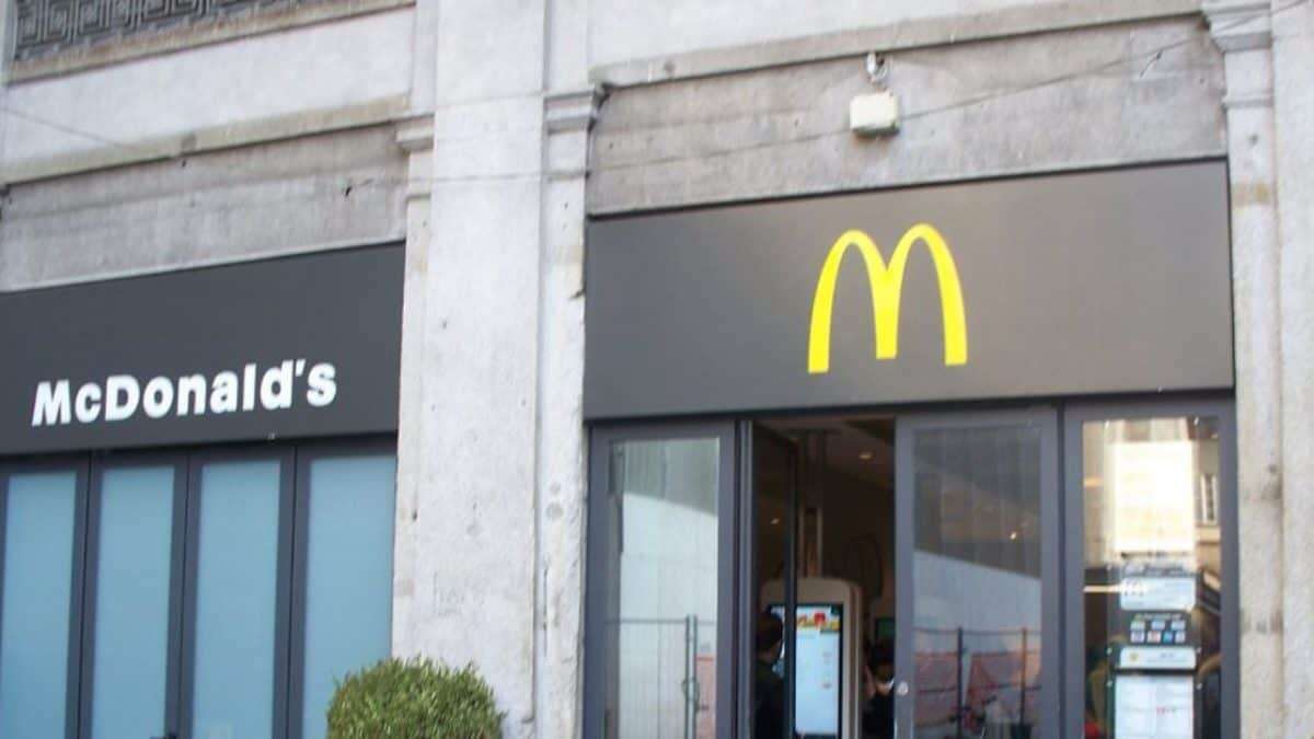 Scoppia un incendio al McDonald's di piazza Duomo a Milano, evacuati i clienti