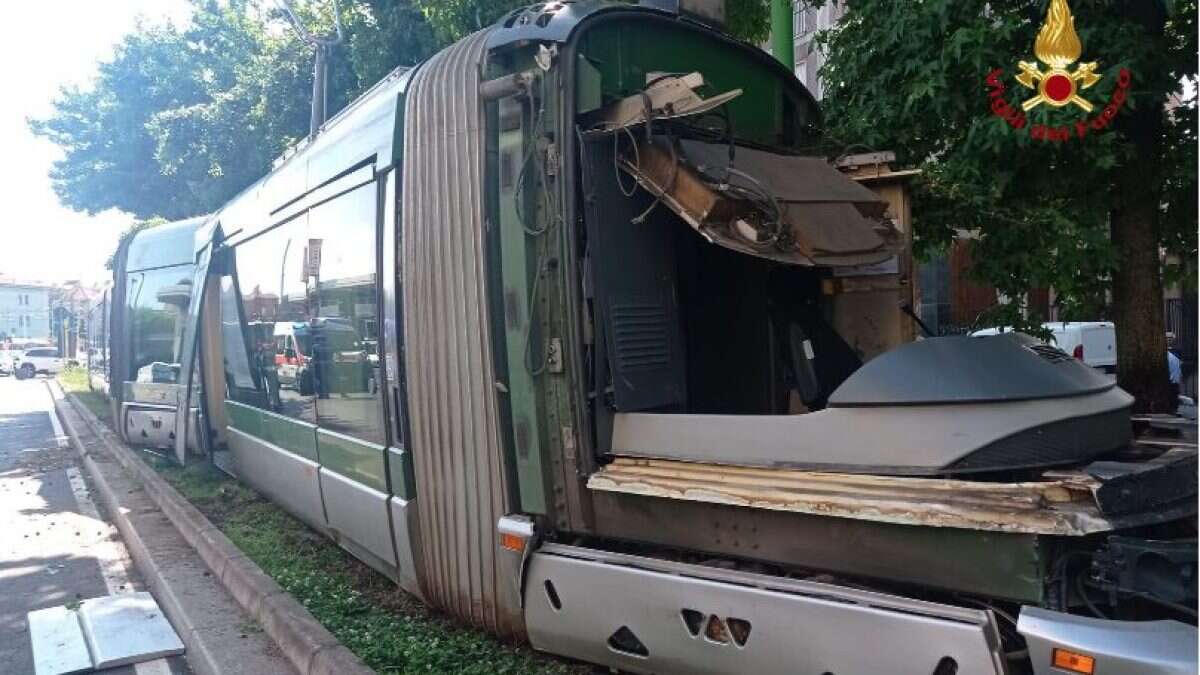 Tram deraglia e va a sbattere contro un albero a Milano: cinque feriti, grave una donna