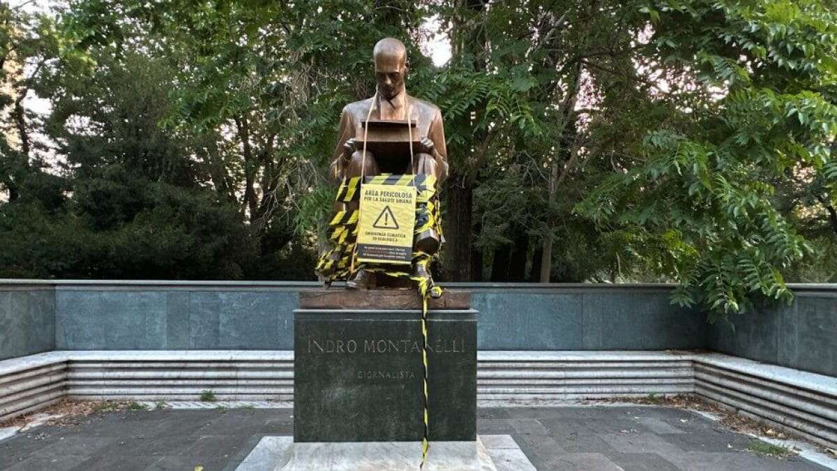 La statua di Indro Montanelli avvolta da un nastro: la protesta contro l'inquinamento di Extinction Rebellion