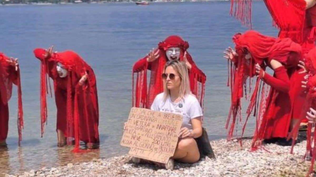 All'Isola dei Conigli arrivano i Red Rebels a celebrare il funerale del Lago di Garda