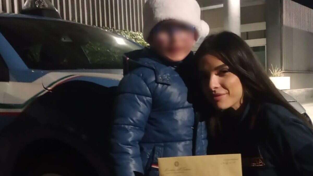 Bimbo di 6 anni chiama la polizia perché in ritardo con la lettera per Babbo Natale: gli agenti corrono da lui