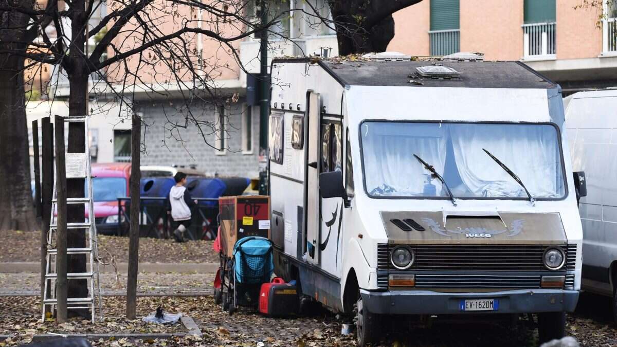 Vive da 3 anni all'esterno di un centro commerciale: un benefattore anonimo gli regala una roulotte