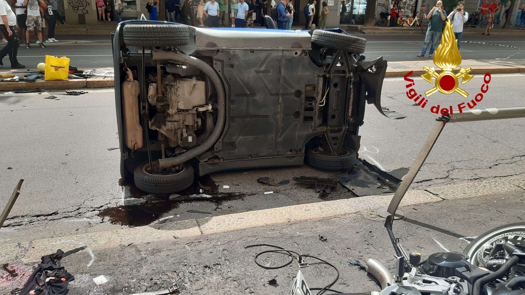 Incidente sull'autostrada A8 Milano-Varese, due auto si scontrano e una si ribalta, gravissima 22enne