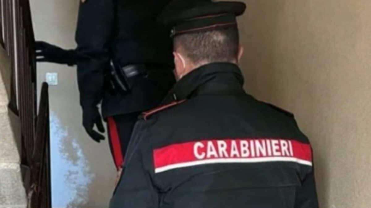 Il 54enne che ha accoltellato la compagna e la figlia di lei: 