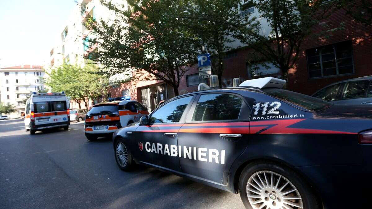 Minaccia 5 minori stranieri non accompagnati, poi aggredisce gli operatori intervenuti per difenderli