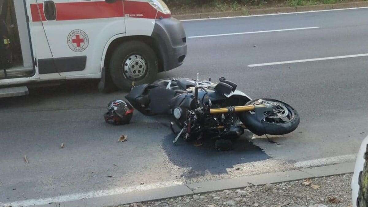 Auto travolge una moto a un incrocio nel centro di Milano: morto un 48enne