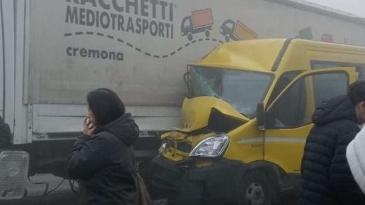 Camion si schianta contro uno scuolabus a causa della nebbia: a bordo c'erano 20 studenti