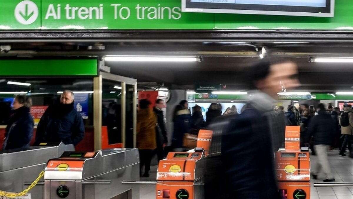 Tre passeggeri aggrediscono e insultano una dipendente Atm, bloccati dal personale delle pulizie