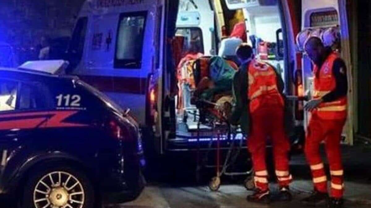 Si lancia dall'auto in corsa noleggiata la sera da un amico: soccorso in codice rosso un 19enne