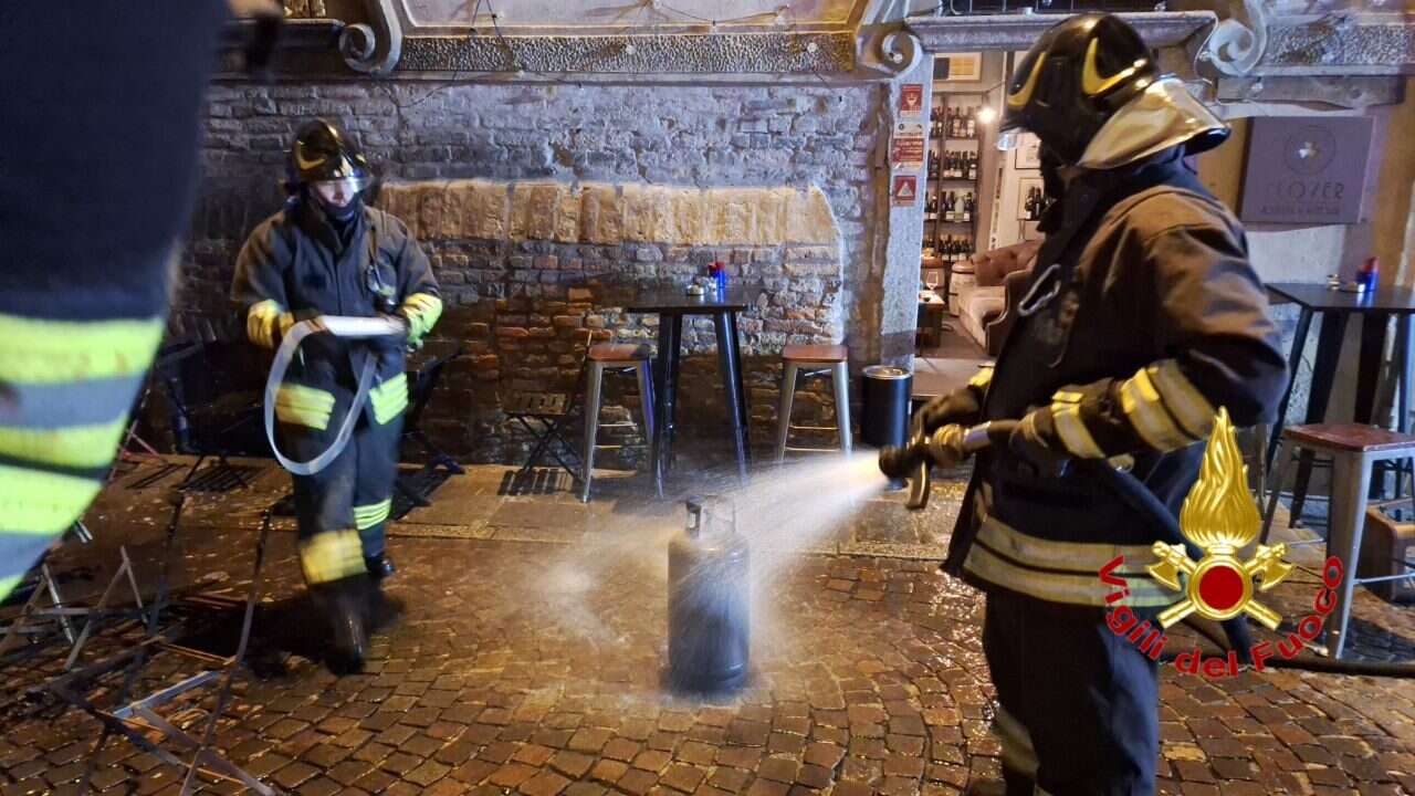 Si incendia la stufa a fungo del dehor di un locale a Lodi: tre persone ricoverate in ospedale