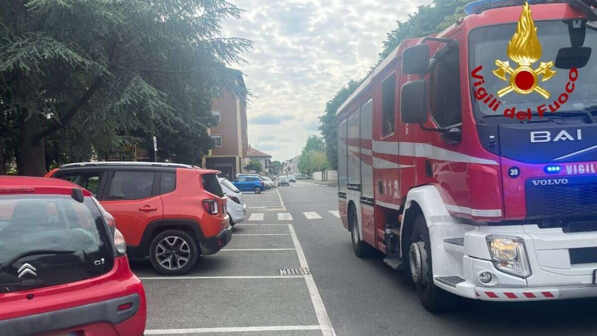 Mamma chiude per errore il figlio di un anno in auto con le chiavi dentro: salvato dai vigili del fuoco