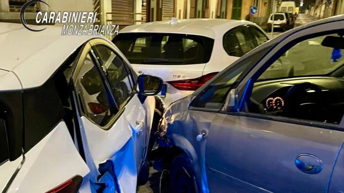 Ubriaca sbatte contro le auto parcheggiate e prende a schiaffi la proprietaria di una quelle, denunciata