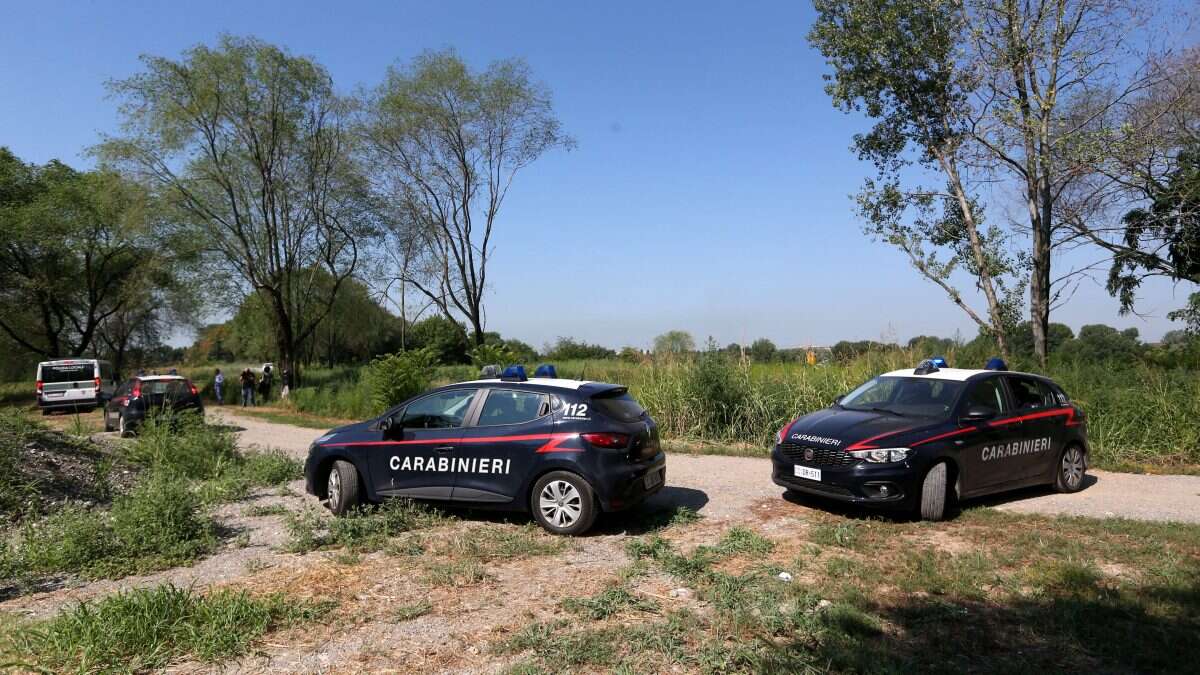 Trovato un uomo morto al parco: il cadavere è nudo e mostra segni di violenza