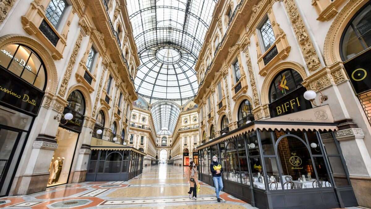 Vandali imbrattano la cupola della Galleria a Milano con la vernice nera: è il secondo raid in due mesi