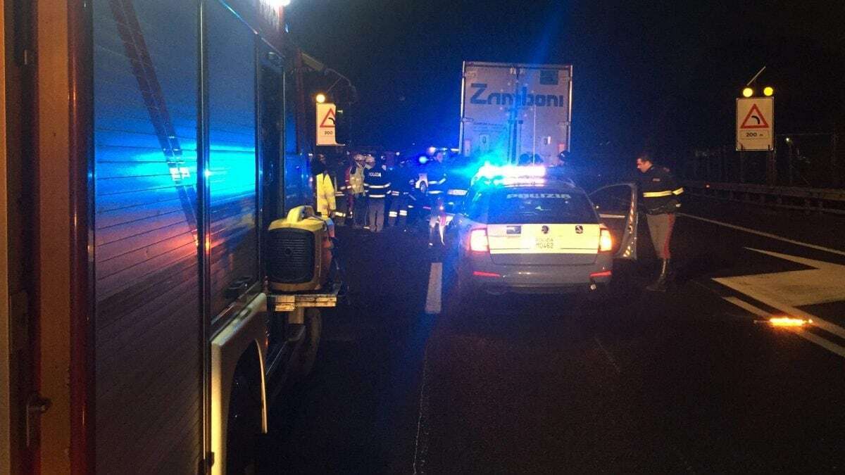 Scende dall'auto sulla A4 dopo un guasto e si incammina a lato della carreggiata: muore travolto da un camion