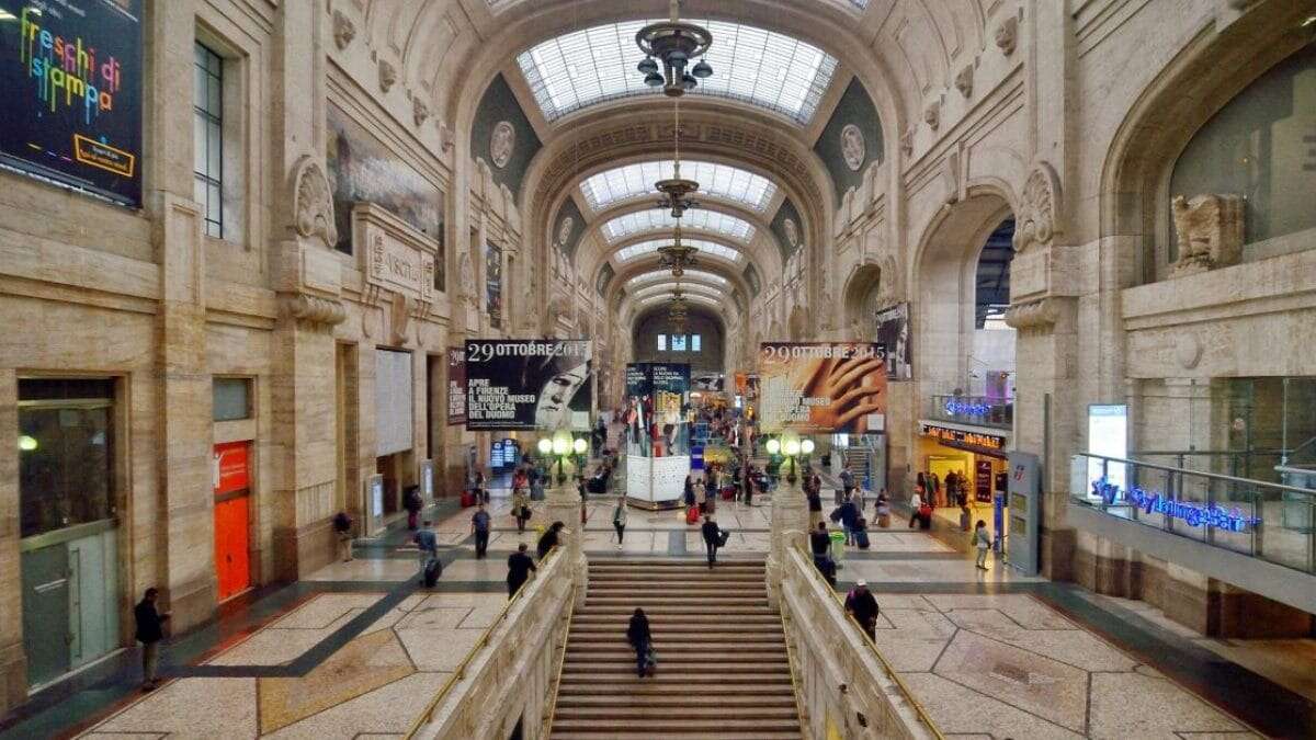 Violenta una donna in un ascensore della stazione Centrale di Milano, fermato un uomo