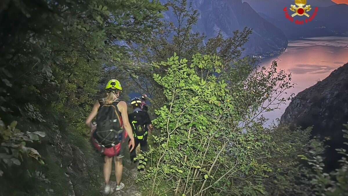 Bloccata in montagna perché ha le scarpe da ginnastica, salvata dai pompieri: la lettera per ringraziarli