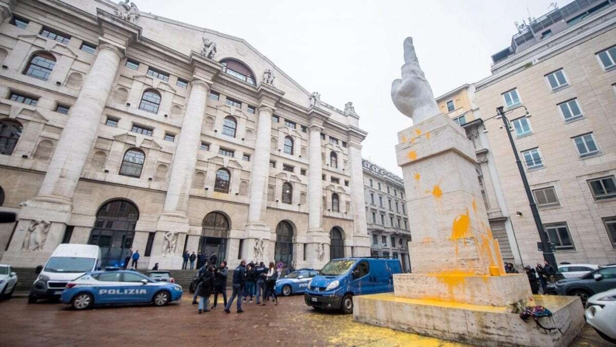 Imbrattato il dito di Cattelan a Milano: gli attivisti di Ultima Generazione accedono alla giustizia riparativa