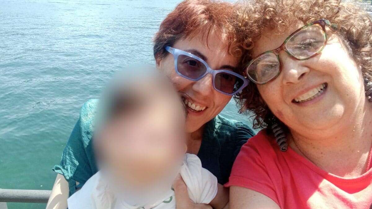 Due donne prendono in affido una bimba con una malattia rara: 