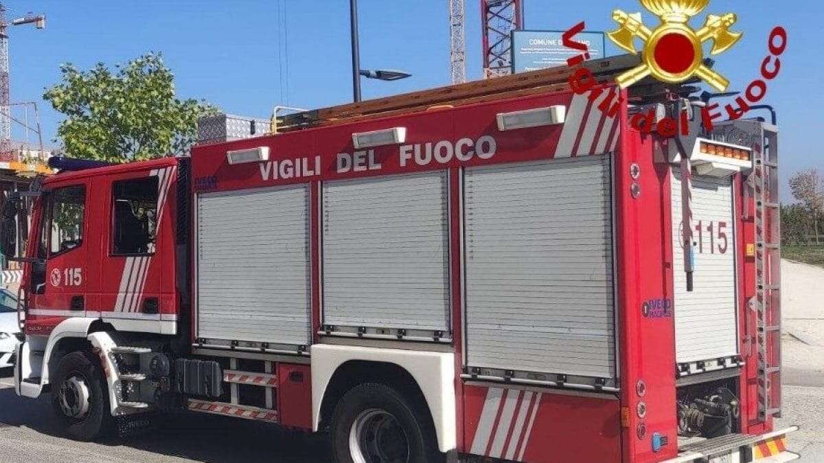 Perde il controllo dell'auto e finisce nel fiume Ticino, automobilista ricoverato: è grave