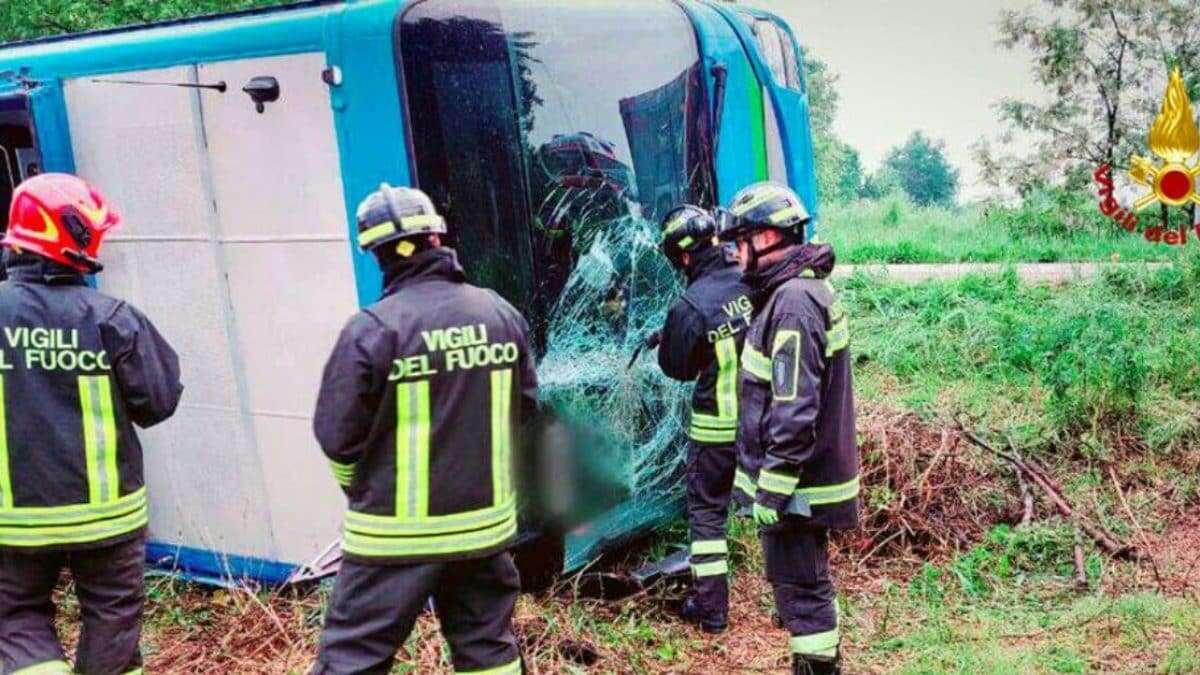 Pullman si ribalta, tre studenti aiutano gli altri a uscire: 