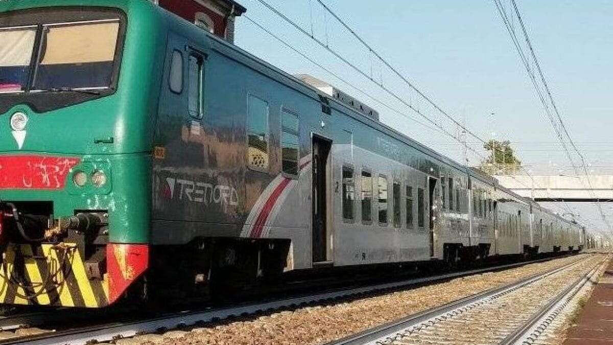 Pavia, uomo di 40 anni si sdraia sui binari del treno: salvato dai carabinieri