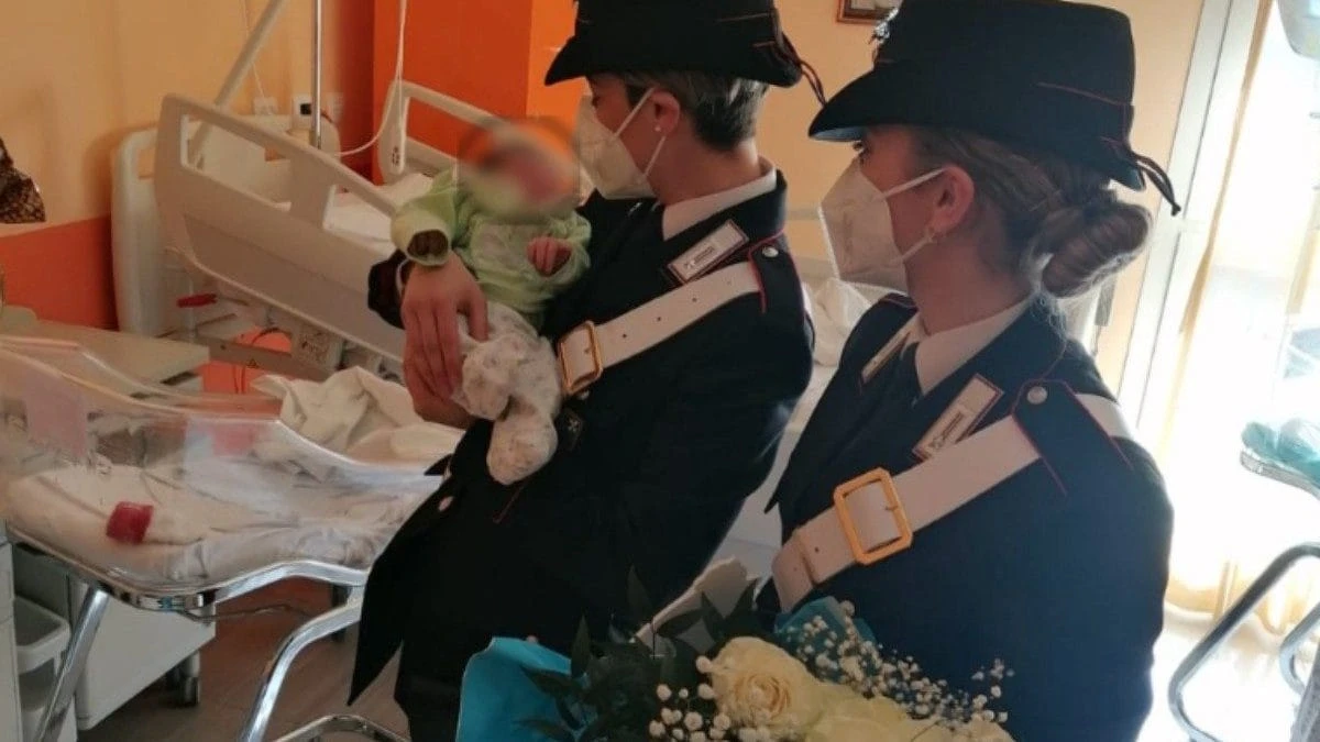 Picchia e minaccia la moglie incinta, i carabinieri salvano la donna e la accompagnano a partorire