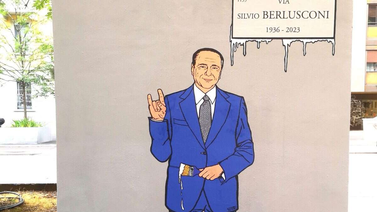 Rifatto il murales di Silvio Berlusconi: la prima volta è stato cancellato fra le polemiche