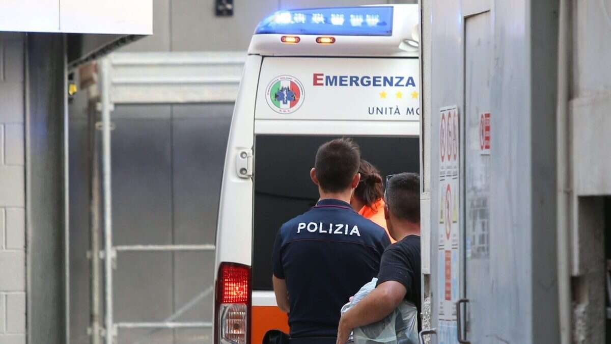 Ferisce la ex fidanzata a coltellate dopo un litigio: arrestato, lei operata d'urgenza