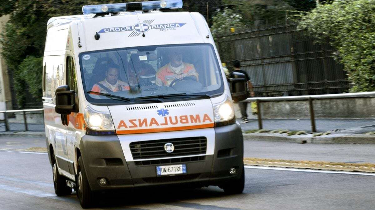 Scontro tra auto e moto, 23enne trovato in arresto cardiaco: trasferito d'urgenza in ospedale