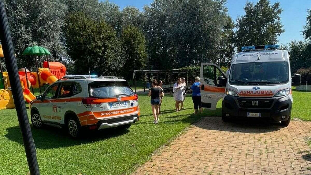 Va in piscina per una giornata di relax e partorisce con l'aiuto dello staff: 