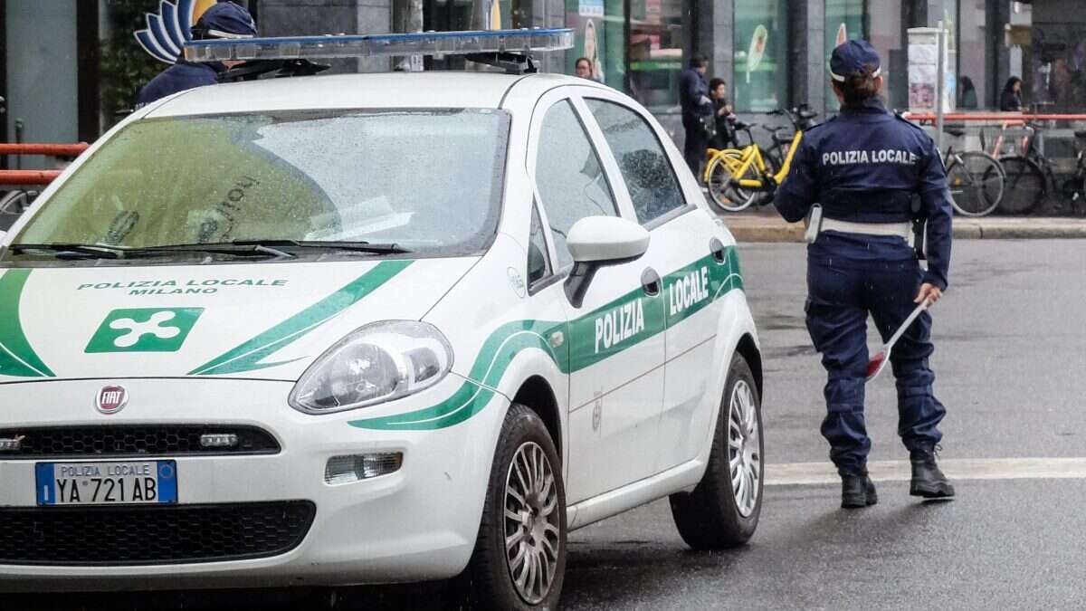 Prende un'auto a noleggio con un amico a Milano e si lancia in corsa: 19enne gravissimo