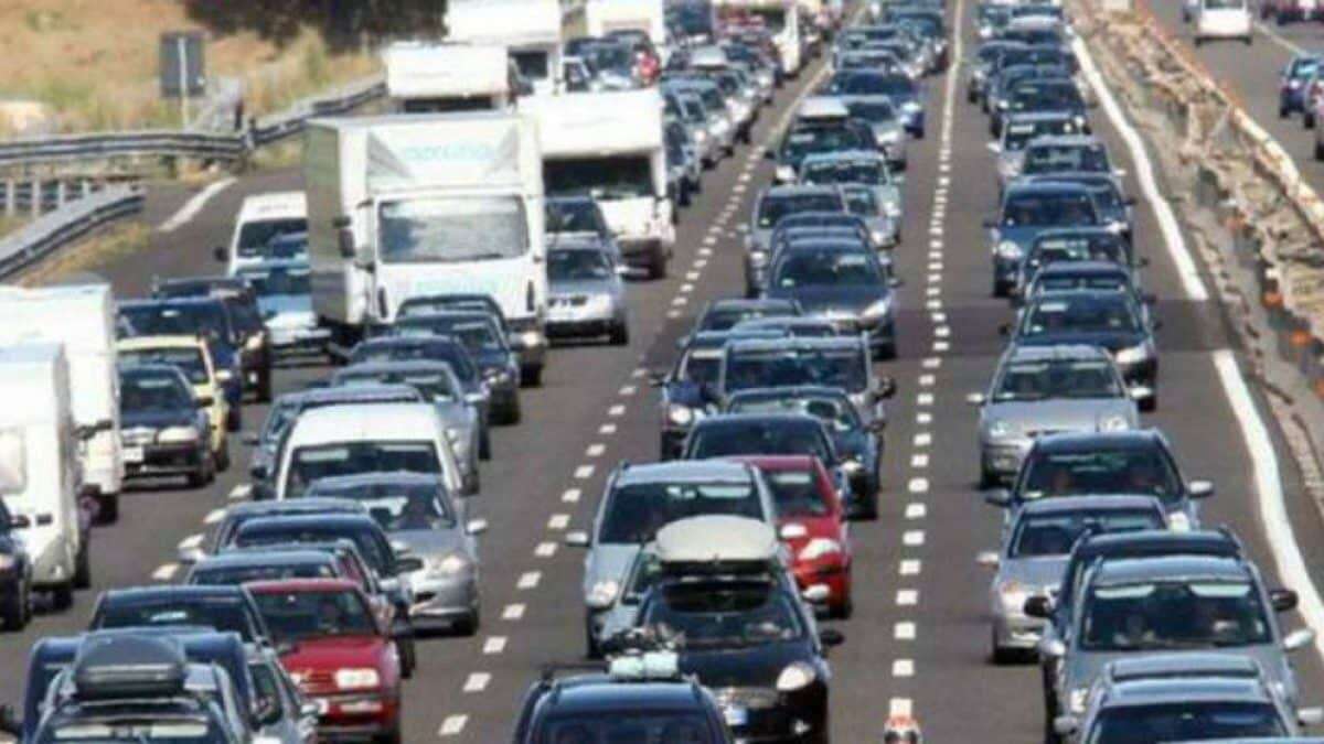 Finisce fuori strada lungo l'autostrada A1: 43enne ferito e code chilometriche in direzione Milano