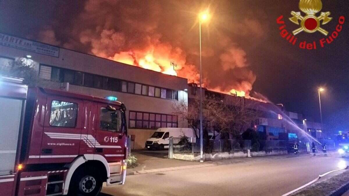 Maxi incendio nella zona industriale di Concorezzo, un capannone va a fuoco: 