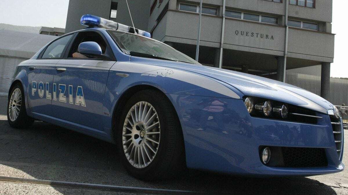 Otto agenti di polizia indagati a Milano: 