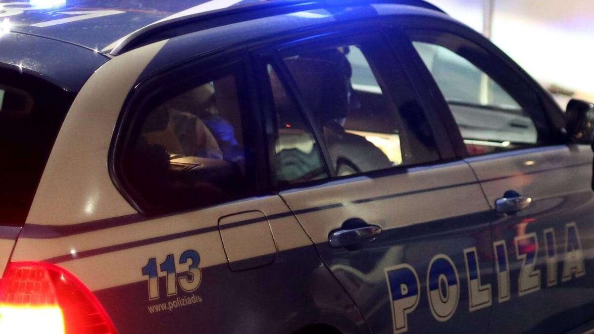 Agenti intervengono per difendere una donna dal compagno stalker: lei li aggredisce, arrestata