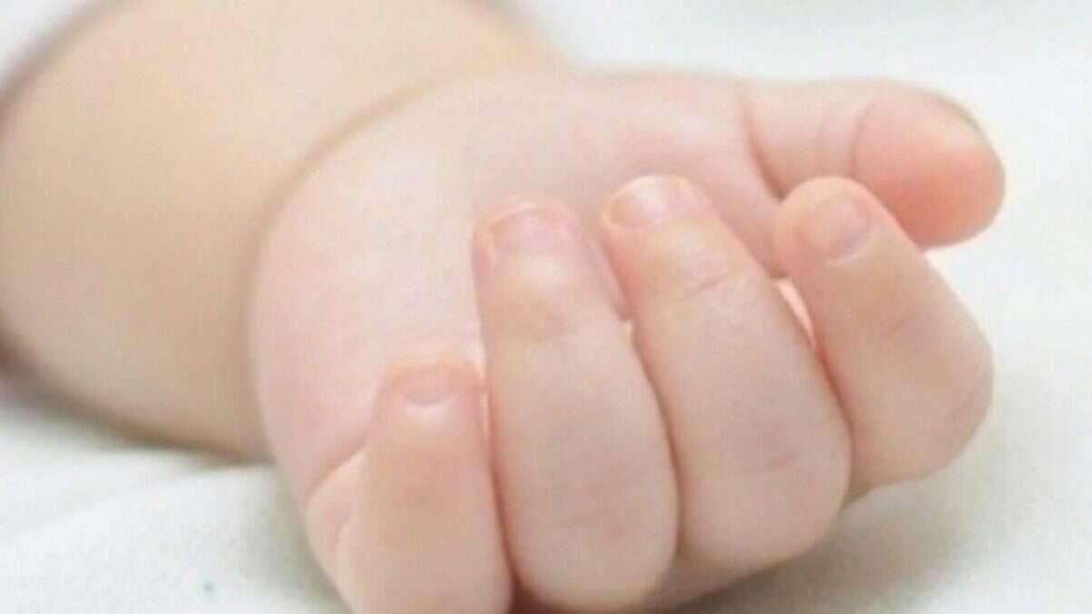 Bimba di due anni perde i sensi, i carabinieri scortano la mamma fino all'ospedale: 