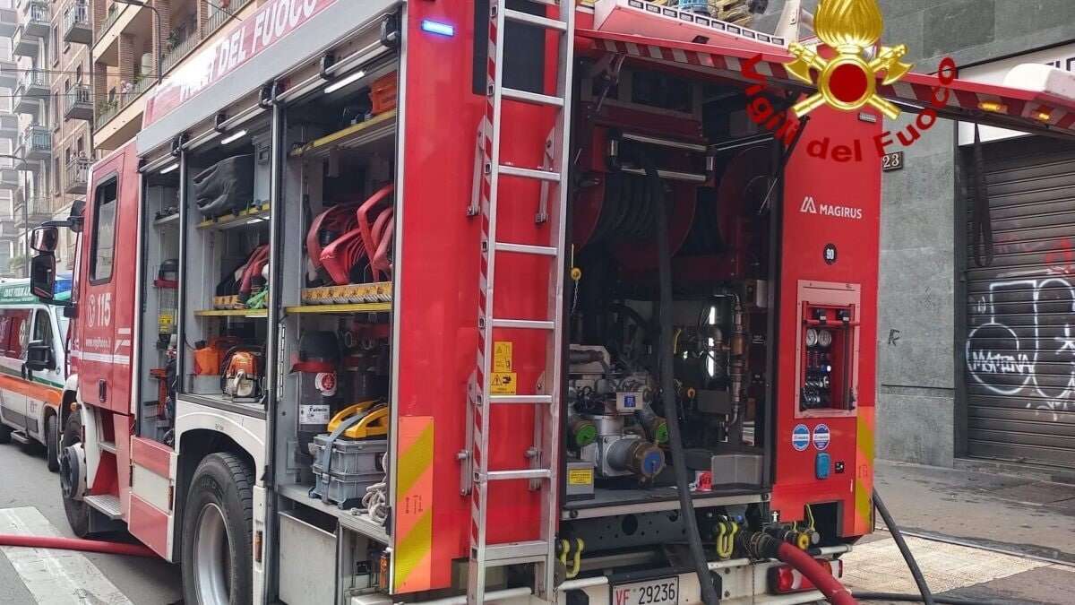 Incendio in un condominio di Milano, residenti intrappolati: i pompieri stanno cercando di liberarli