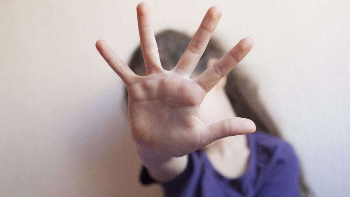 Avrebbero abusato della figlia 14enne di alcuni amici: fidanzati a processo per violenza sessuale