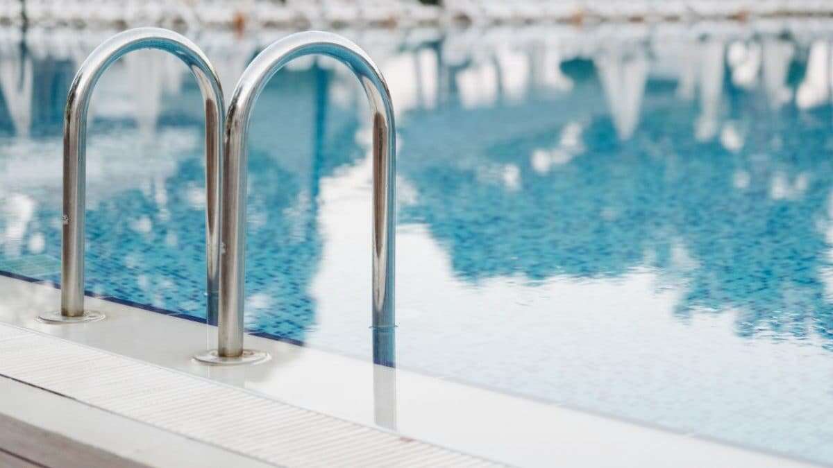 Inciampa sulla scaletta della piscina di casa e finisce in acqua, morto Carlo Fioravanti