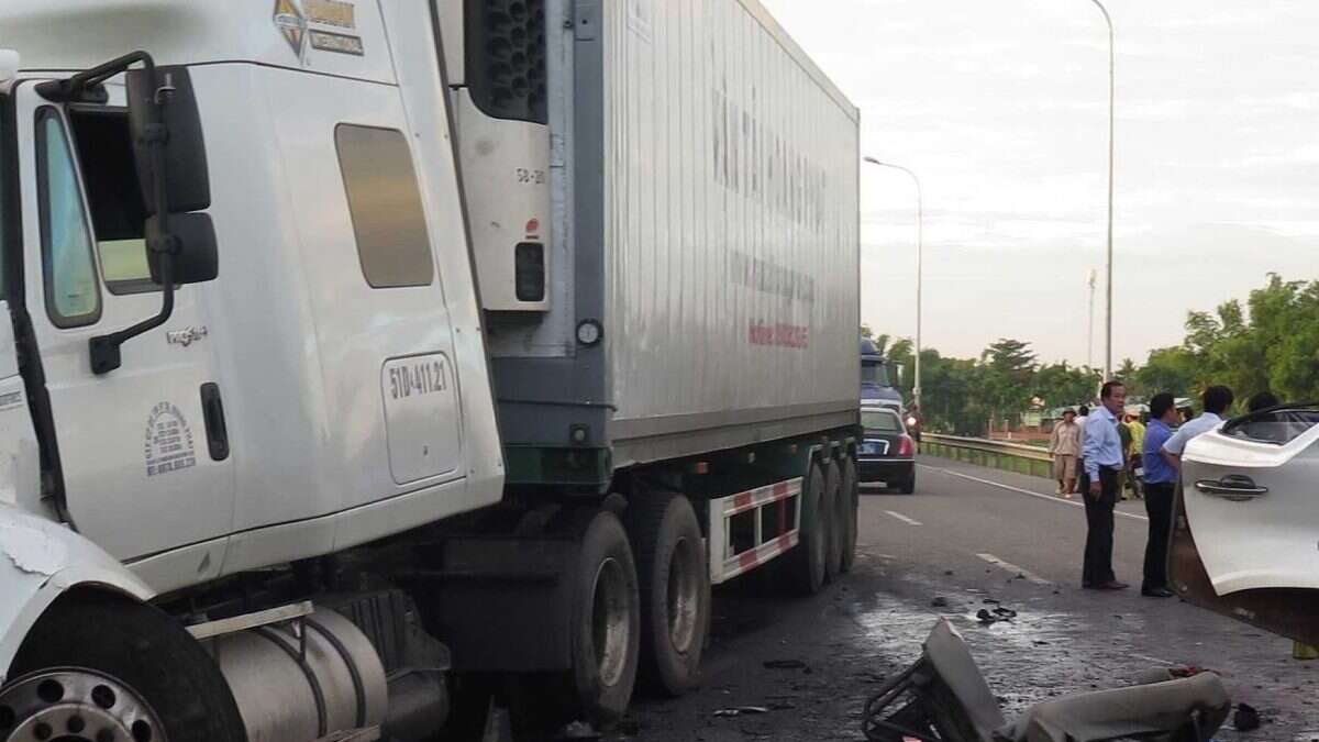 Si schianta con la sua auto contro un tir in autostrada: muore un ragazzo di 25 anni