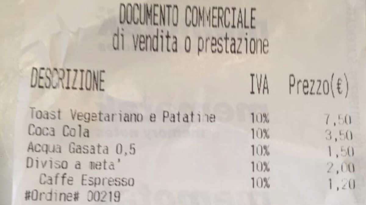 Un bar sul lago di Como si fa pagare 2 euro per tagliare a metà un toast: il cliente pubblica lo scontrino