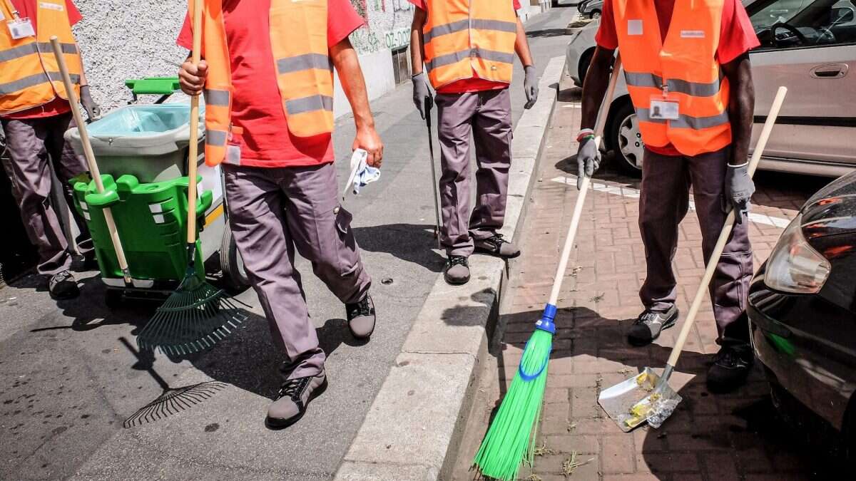 Butta per errore i regali dei nonni per la figlia, due netturbini gli ritrovano le buste con 2mila euro