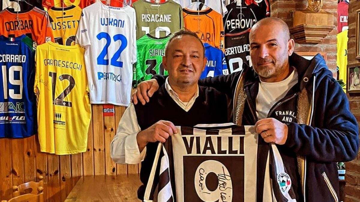 La maglia autografata di Gianluca Vialli è tornata alla trattoria: l'ha trovata un passante in un parco